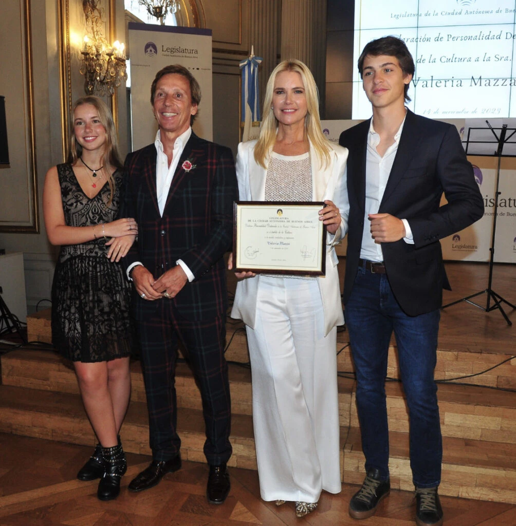 El look curioso de Alejandro Gravier. Foto: RS.