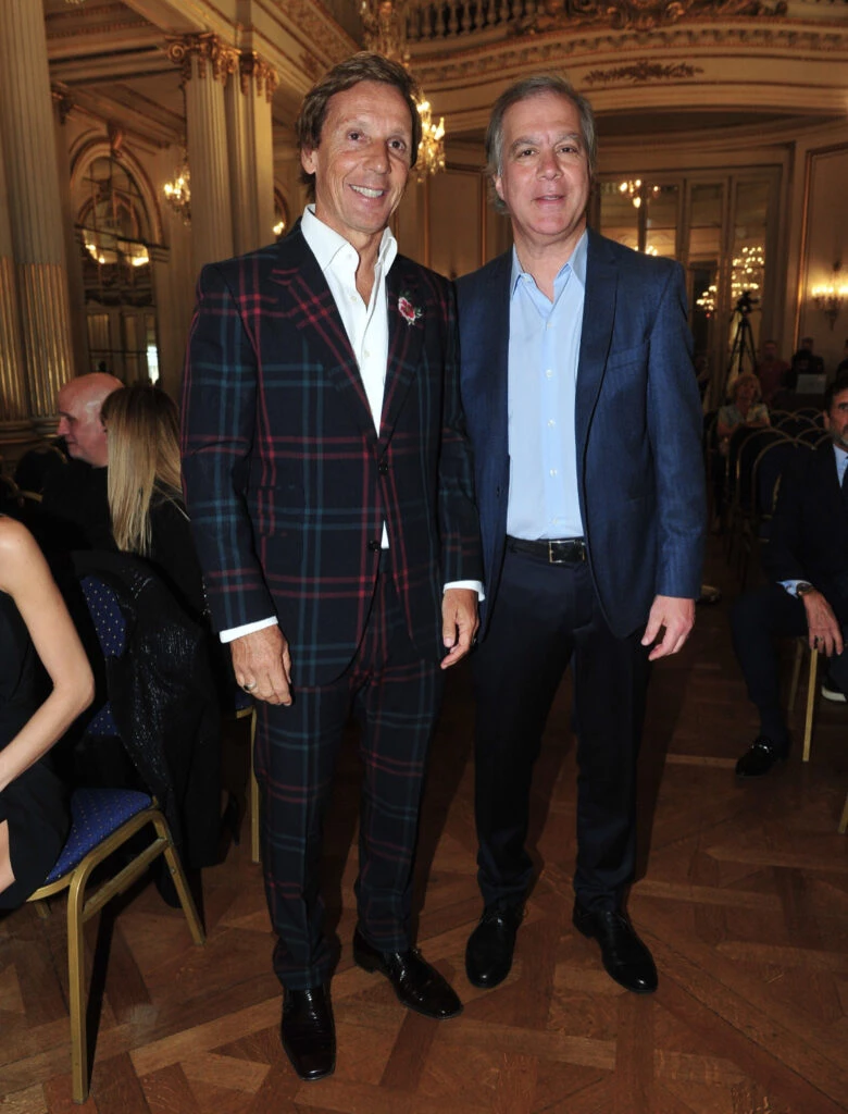 El look curioso de Alejandro Gravier. Foto: RS.