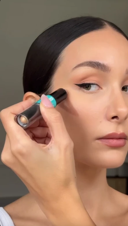 El truco fácil para levantar pómulos con maquillaje que queda súper natural