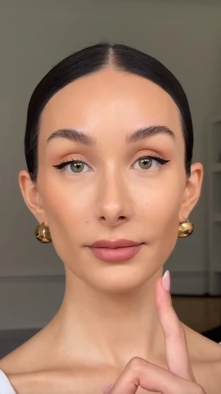 El truco fácil para levantar pómulos con maquillaje que queda súper natural