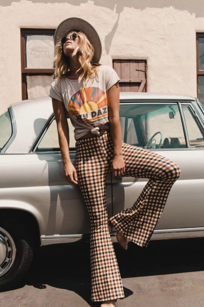 Empezó la temporada de remeras y se usan así. Foto: Pinterest. 