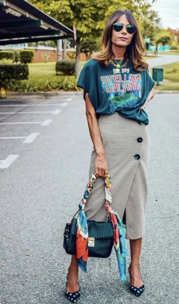 Empezó la temporada de remeras y se usan así. Foto: Pinterest. 