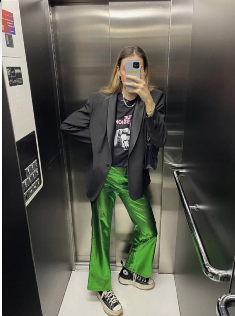 Empezó la temporada de remeras y se usan así. Foto: Pinterest. 