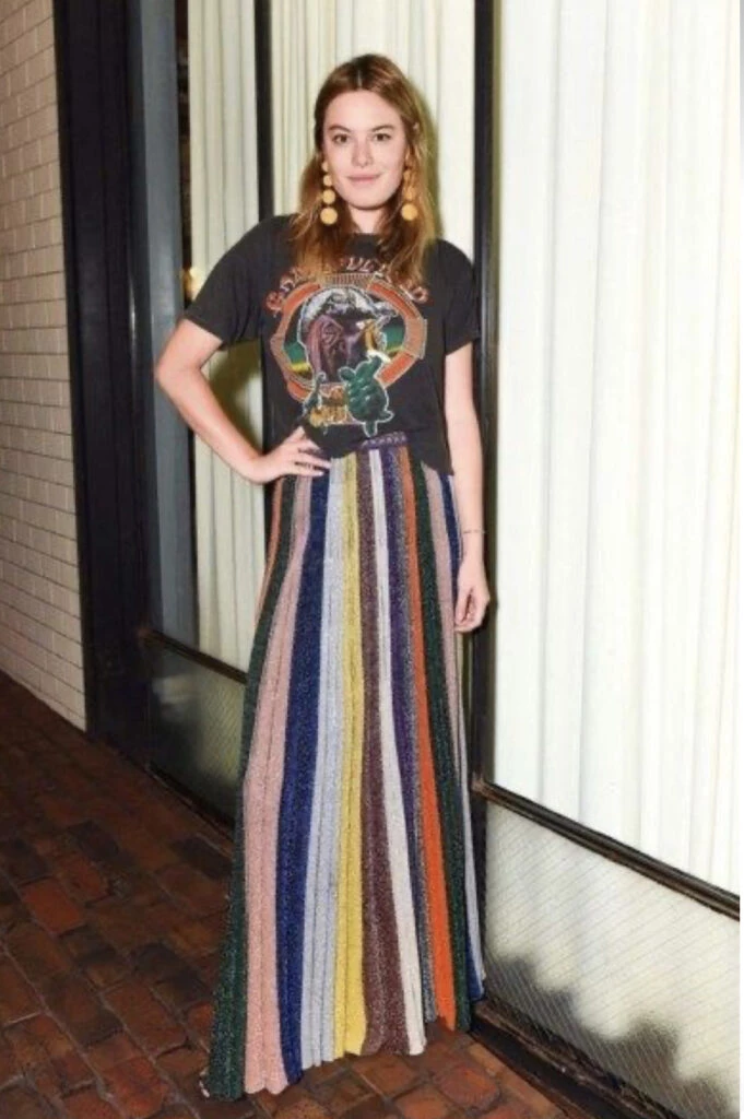 Empezó la temporada de remeras y se usan así. Foto: Pinterest. 