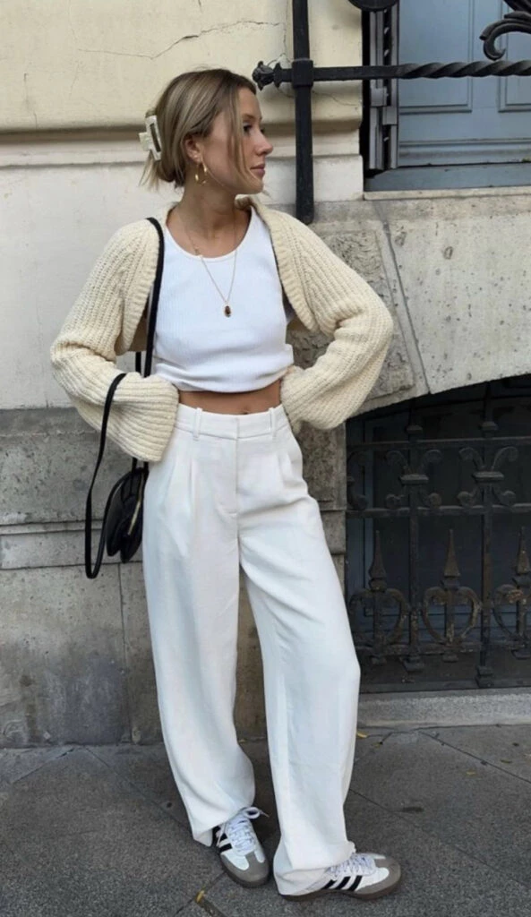 Esta primavera 2023 las zapatillas se usan así. Foto: Pinterest.