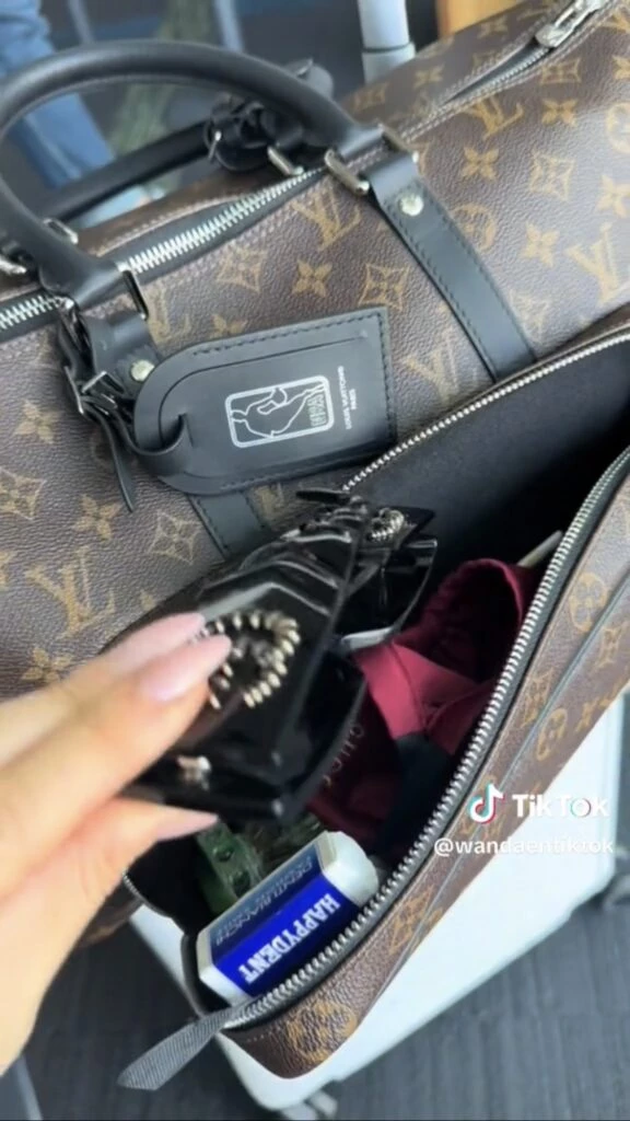 Esto lleva Wanda Nara en su bolso de viaje. Foto: TikTok.
