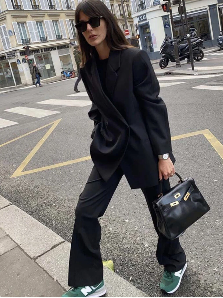 Estos son los mejores looks con zapatillas para ir a la oficina. Foto: Pinterest.