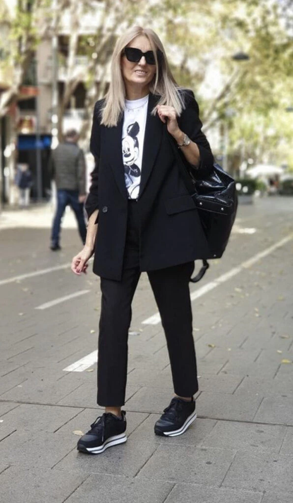 Estos son los mejores looks con zapatillas para ir a la oficina. Foto: Pinterest.