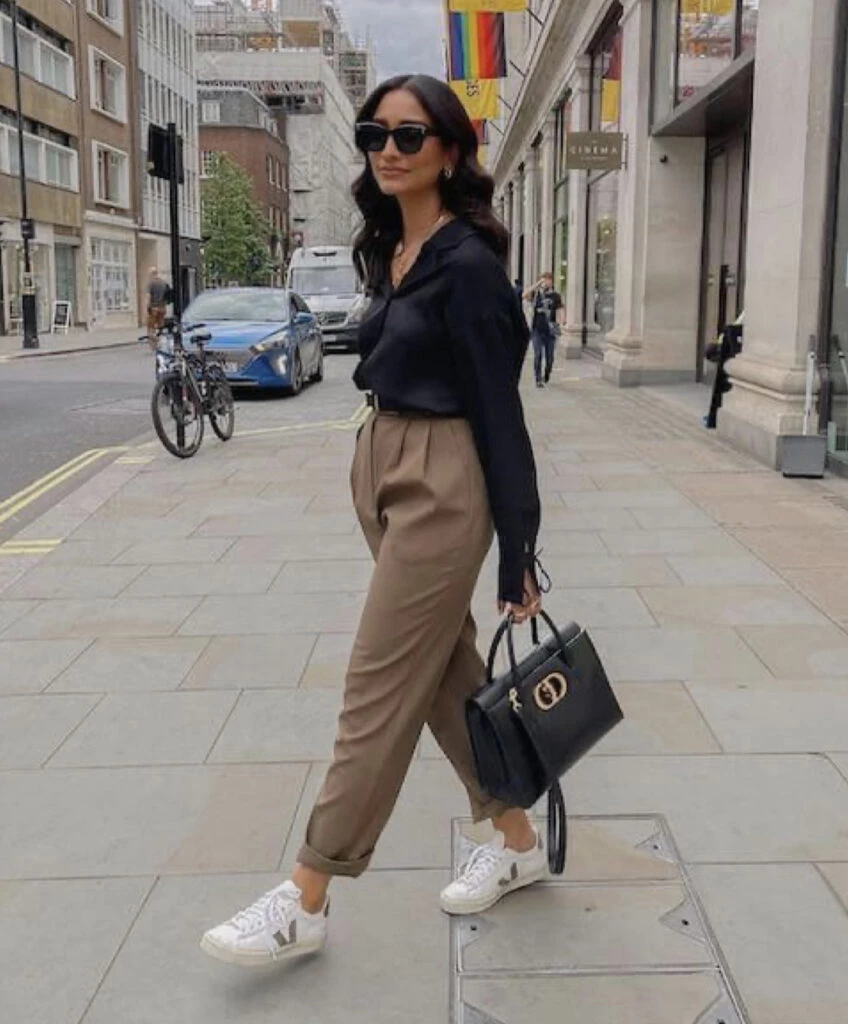 Estos son los mejores looks con zapatillas para ir a la oficina. Foto: Pinterest.