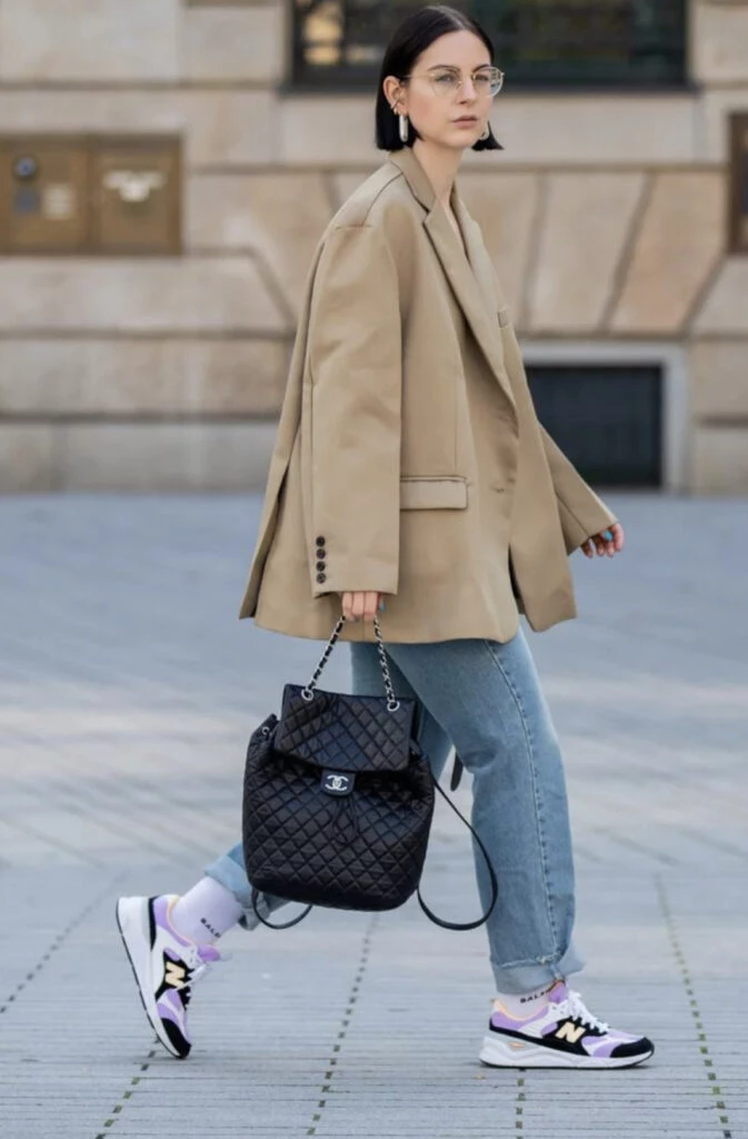 Estos son los mejores looks con zapatillas para ir a la oficina. Foto: Pinterest.