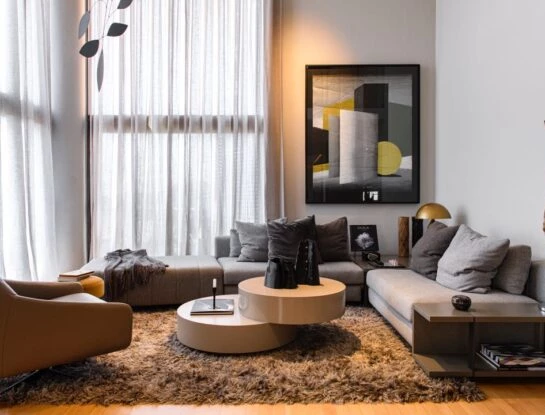 Concepto abierto y doble altura para un moderno departamento estilo duplex