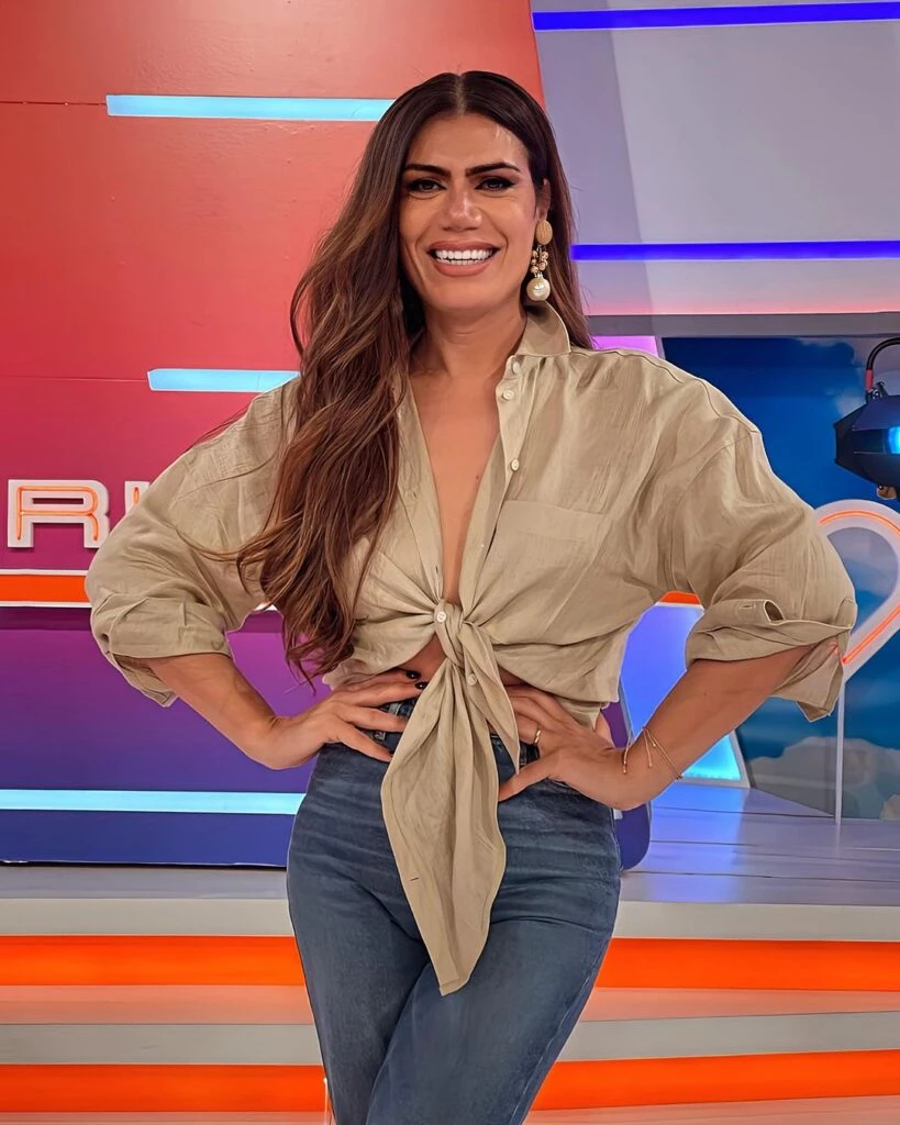 Flor de la V nos enseña a armar un look fashionista con un jean y una camisa
