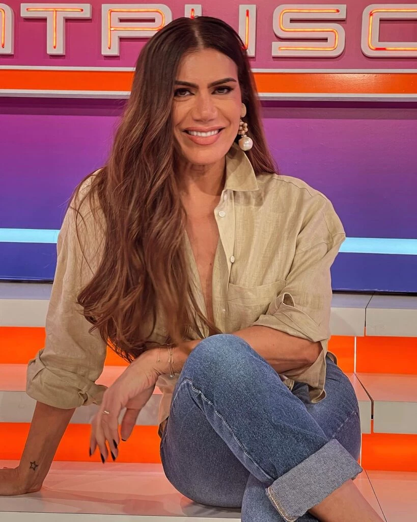 Flor de la V nos enseña a armar un look fashionista con un jean y una camisa