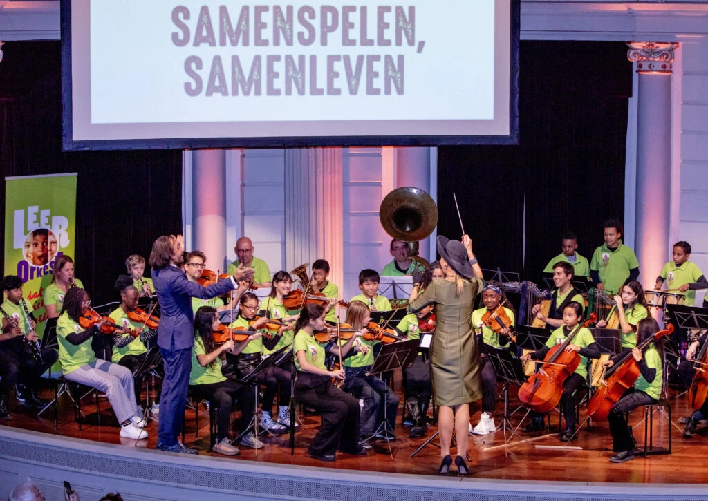 Máxima apostó por el abrigo más trendy del próximo otoño 2024. Foto: Fotonoticas. 