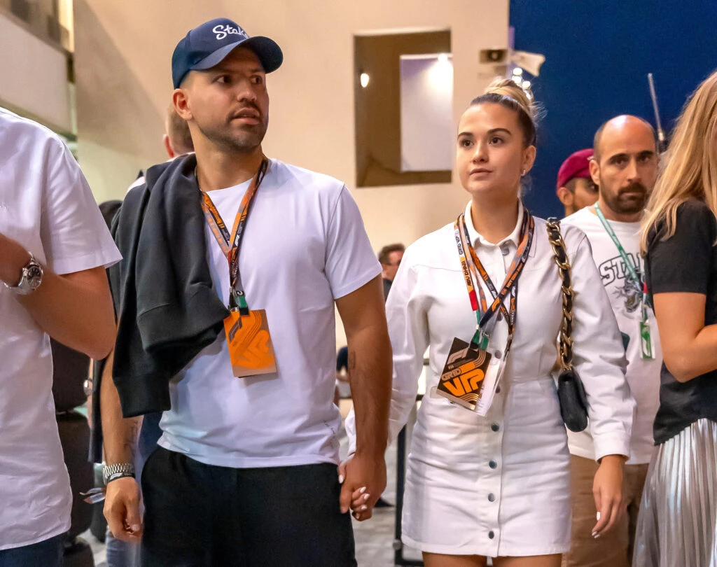 Kun Agüero y su esposa Sofía Calzetti durante el Gran Premio de Abu Dhabi de Fórmula 1, Circuito Yas Marina el 26 de noviembre de 2023 en Abu Dhabi, Emiratos Árabes Unidos.