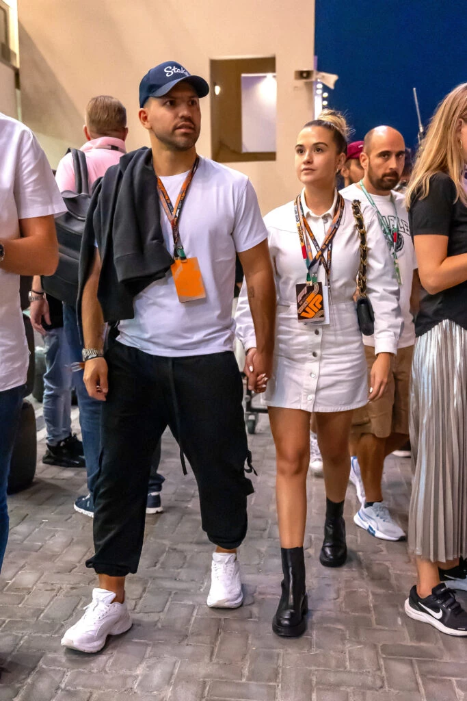 Kun Agüero y su esposa Sofía Calzetti durante el Gran Premio de Abu Dhabi de Fórmula 1, Circuito Yas Marina el 26 de noviembre de 2023 en Abu Dhabi, Emiratos Árabes Unidos.