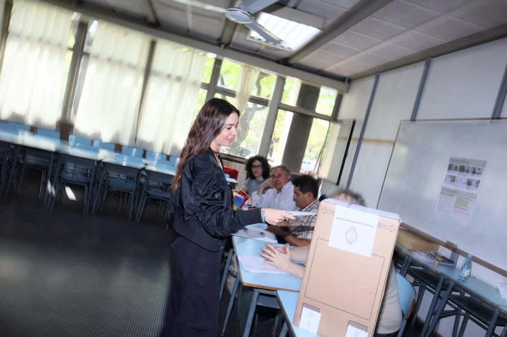 Lucía Celasco, look total black para votar