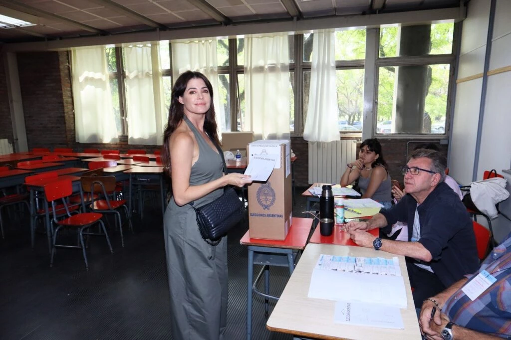 Pamela Davis, de gris