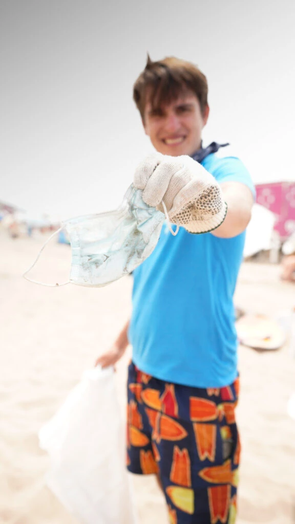 Nicolás en una de las acciones para limpiar playas