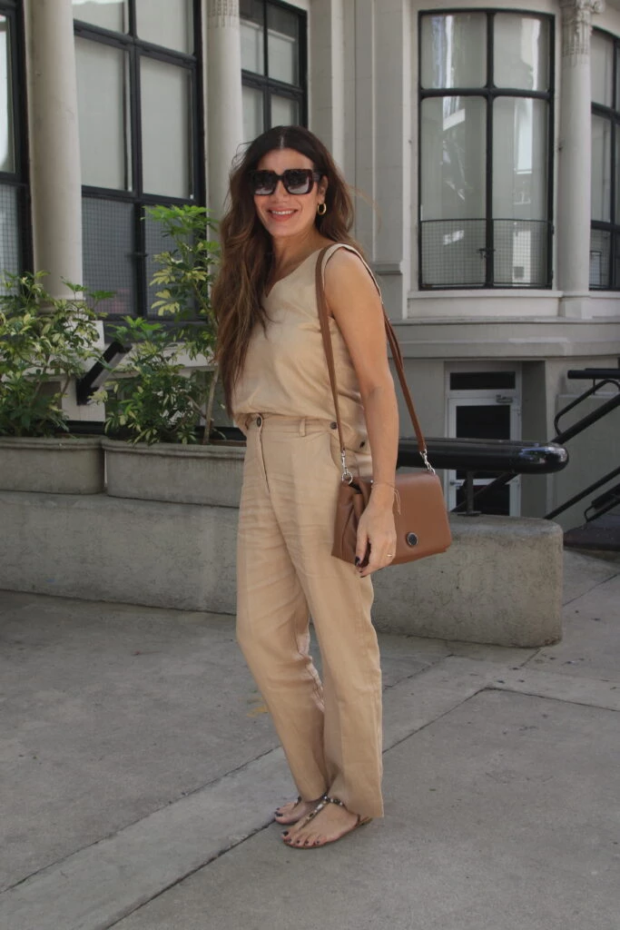 Flor de la V, con look de pantalón y top de lino para votar