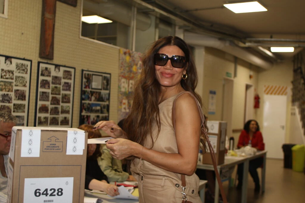 Flor de la V, con look de pantalón y top de lino para votar