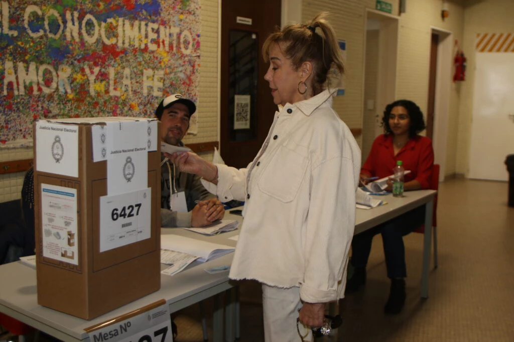 Marcela Tinayre votando con look athleisure