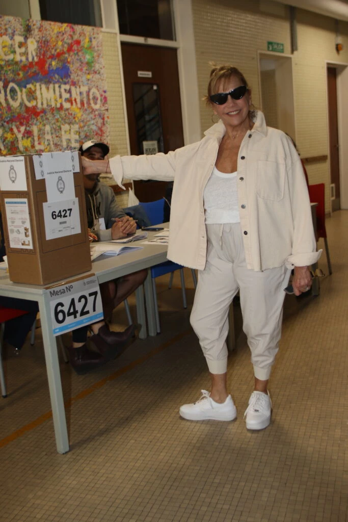 Marcela Tinayre votando con look athleisure