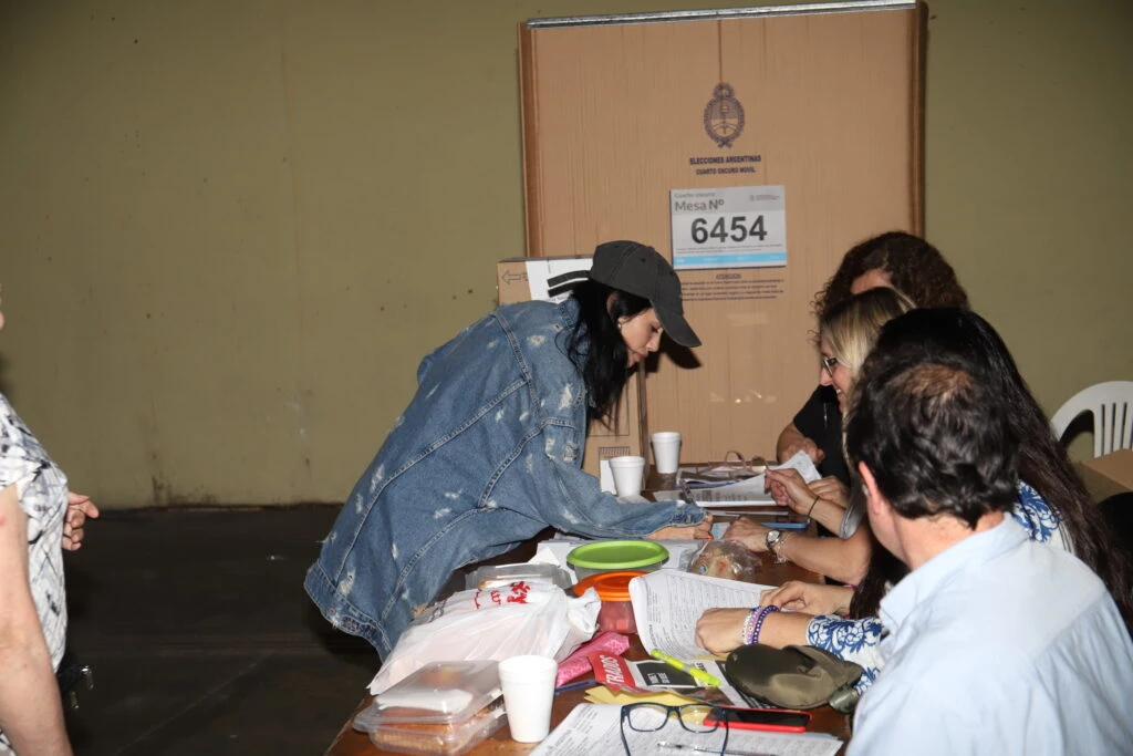 Lali, con jean y gorra