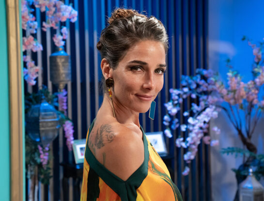 El look súper chic de Juana Viale en su mesaza: llevó una túnica de gasa multicolor