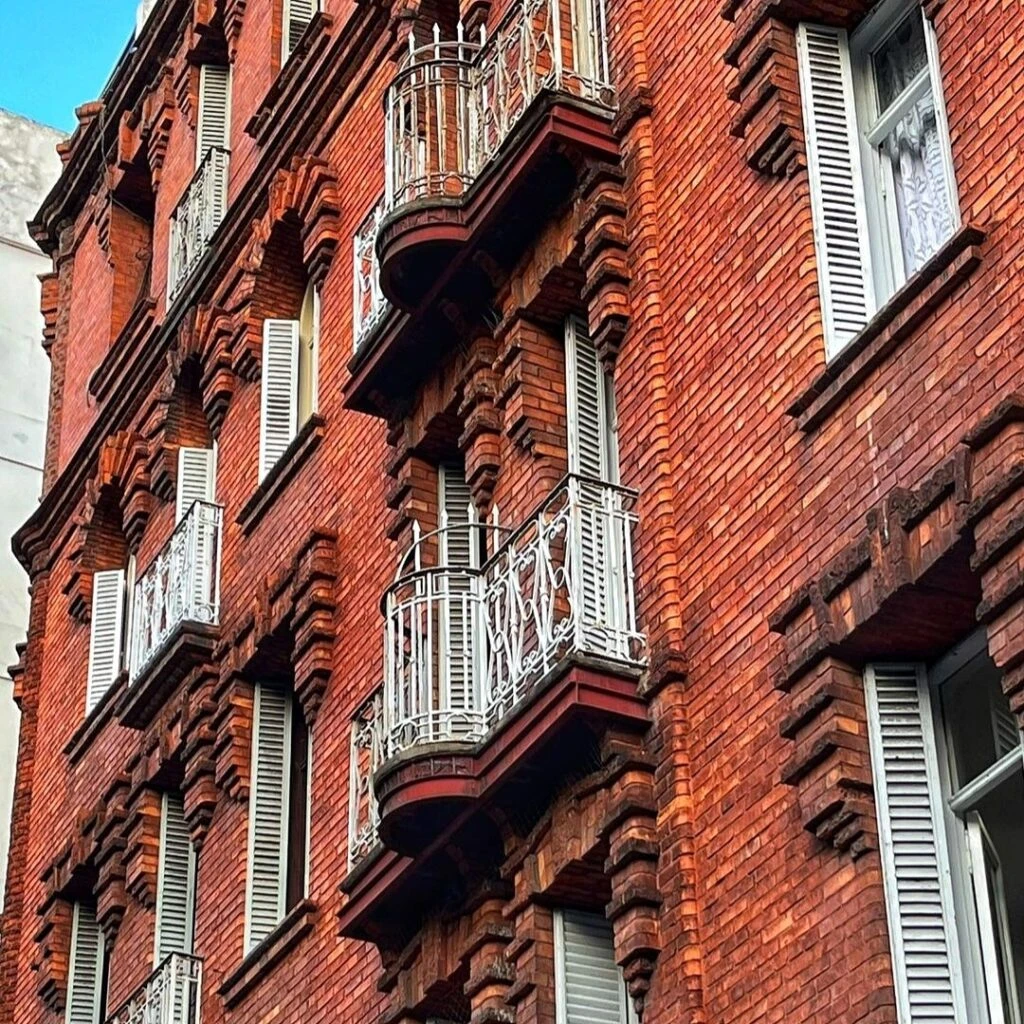 Su nombre "La Colorada" proviene del característico ladrillo rojo de su fachada. 