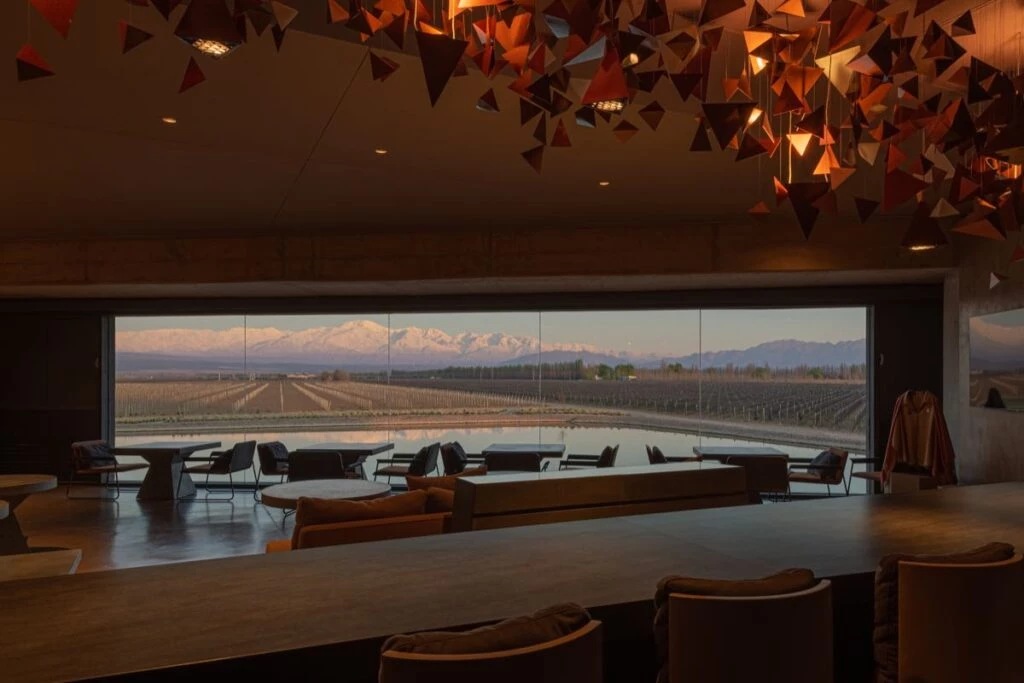 Luisa Yanzón desarrolló un planteo escenográfico para la Bodega Anaia.