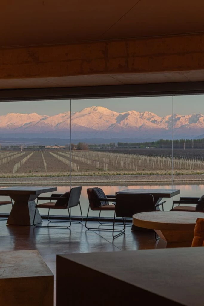 La Bodega Anaia. ubicada al pie de la Cordillera de Los Andes, en la llanura de Agrelo.