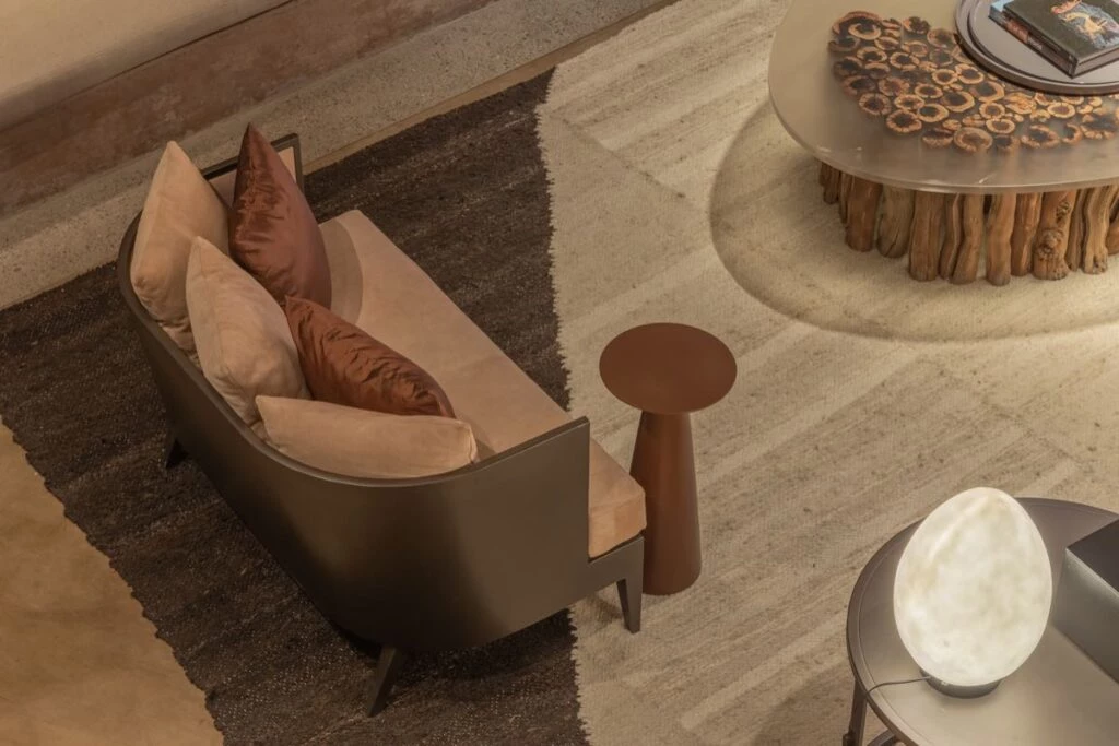 La paleta de colores donde los tonos terrosos responden a los sedimentos ancestrales.