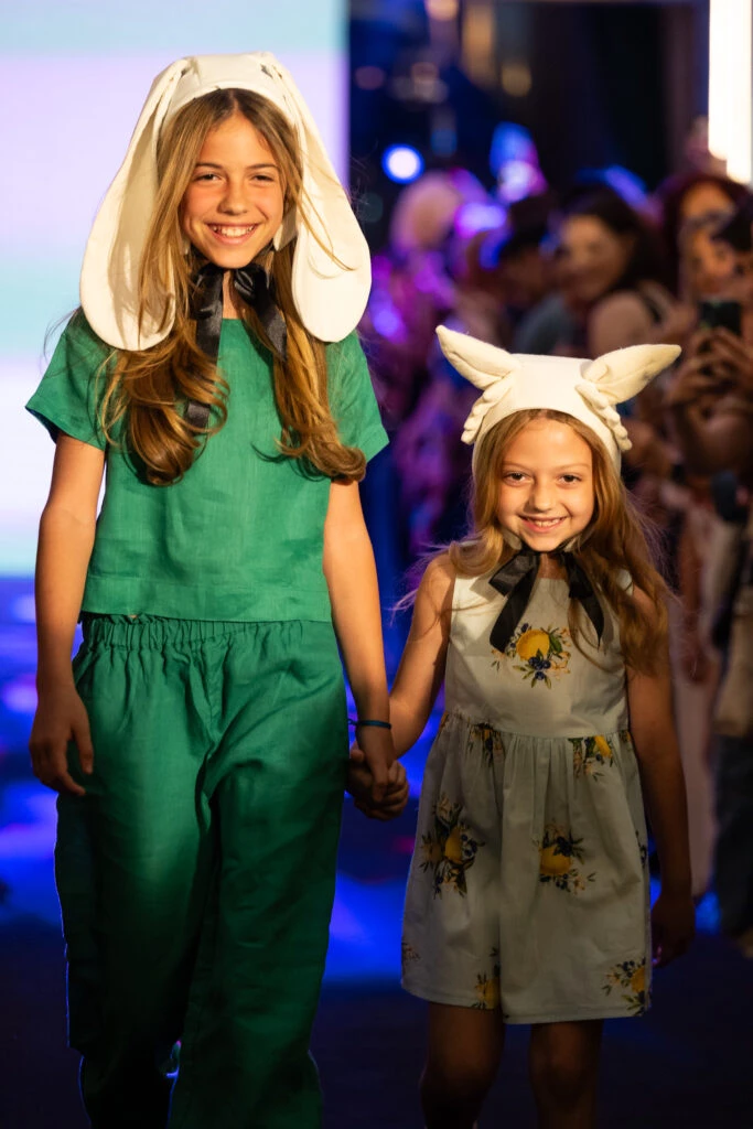 Lolita y Emma Demichelis, felices desfilando por primera vez y juntas, para Little Akiabara en el Alcorta Edition 2023