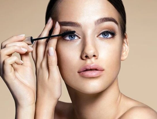 Cómo maquillar los ojos correctamente y evitar molestias