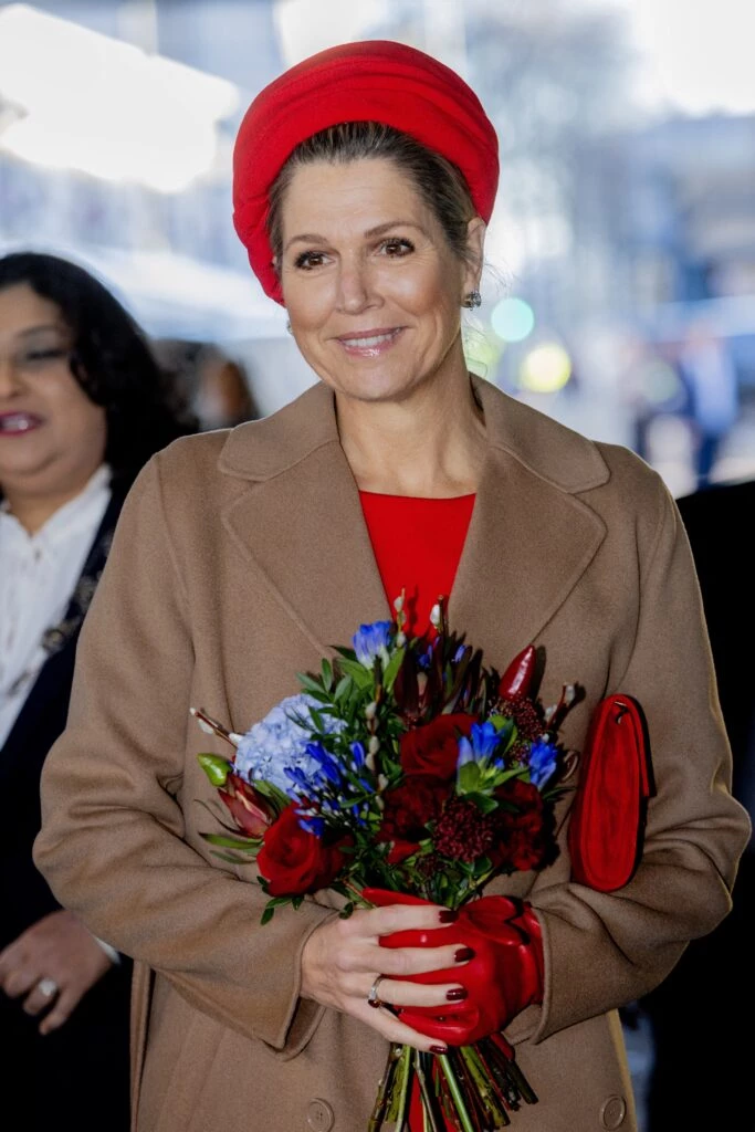 Máxima inaugura la Navidad con un look alusivo para su visita a la biblioteca de Rotterdam