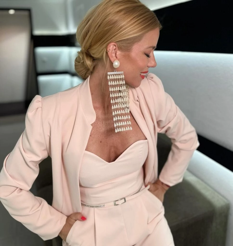 Neumann y el truco de estilismo para adaptar un outfit sastrero a un look de noche