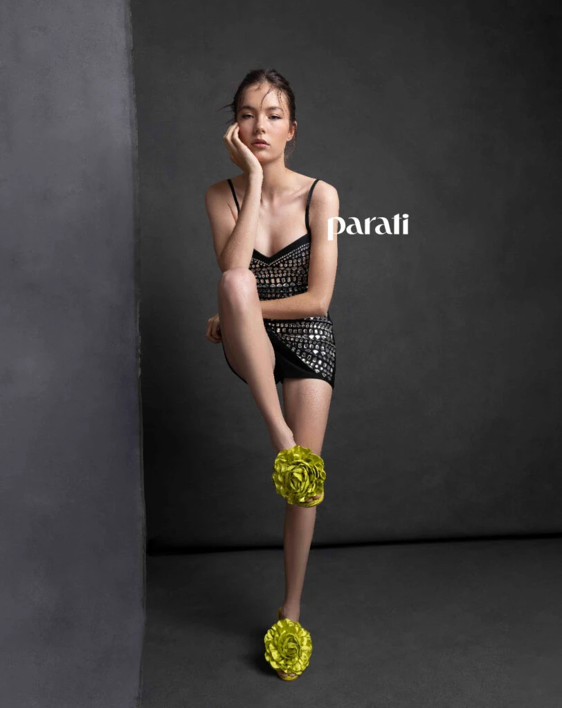 Mono de jersey con la delantera recamada con piedras y sandalias de raso con flor removible en la capellada @mono.fuk