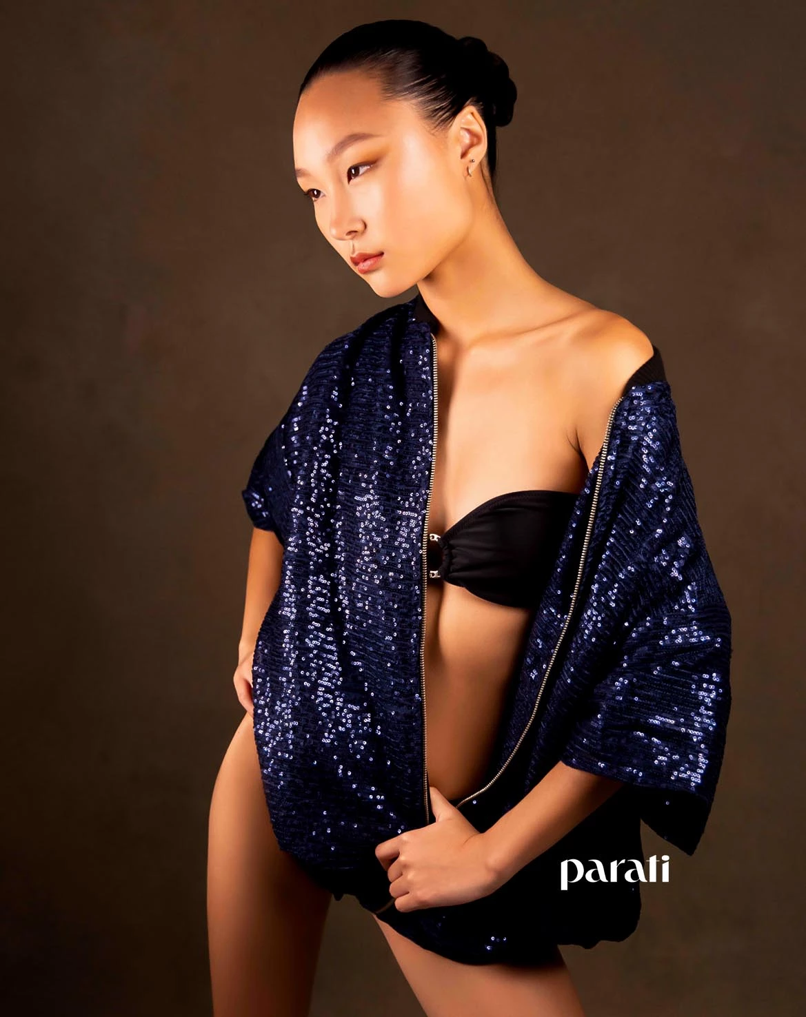 Maxi bomber de paillettes y bodycon escote irregular @dollstore Botinetas de cuero metalizado @auroraalfonso