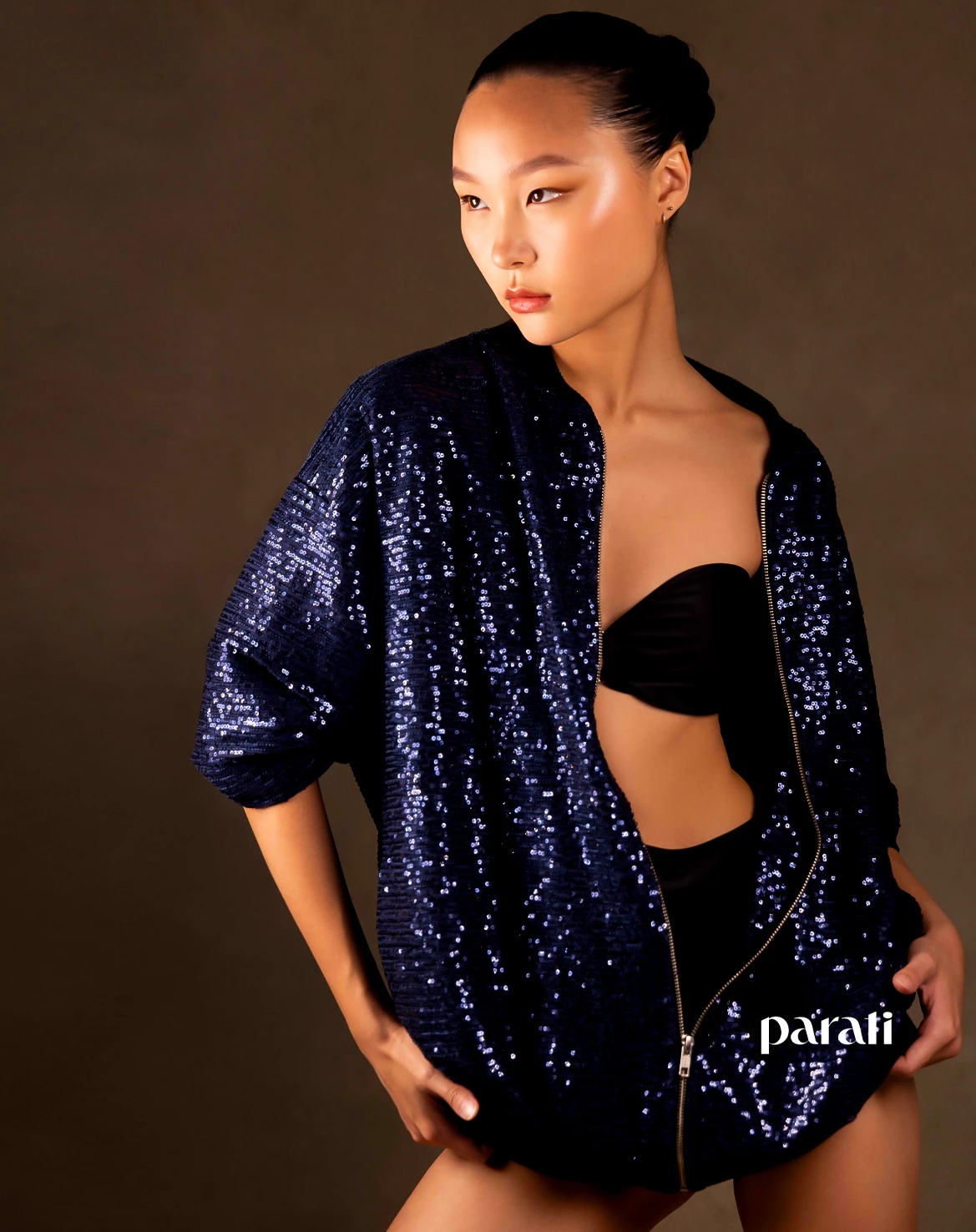 Maxi bomber de paillettes y bodycon escote irregular @dollstore Botinetas de cuero metalizado @auroraalfonso