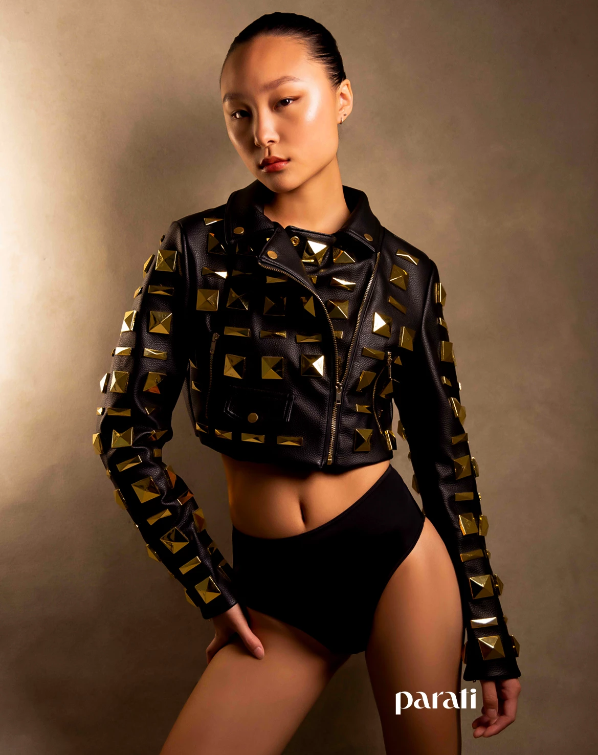 Campera corta de cuero con maxi tachuelas doradas @mono.fuk y culotte @moraoficial.ok Botas bucaneras de charol @lajolla