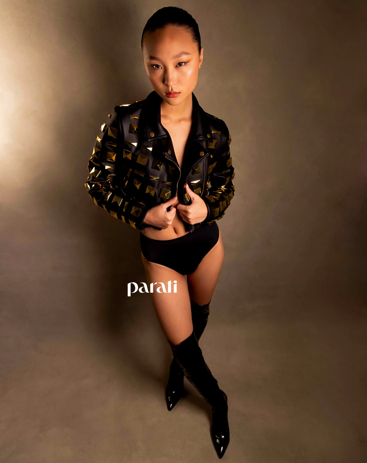 Campera corta de cuero con maxi tachuelas doradas @mono.fuk y culotte @moraoficial.ok Botas bucaneras de charol @lajolla