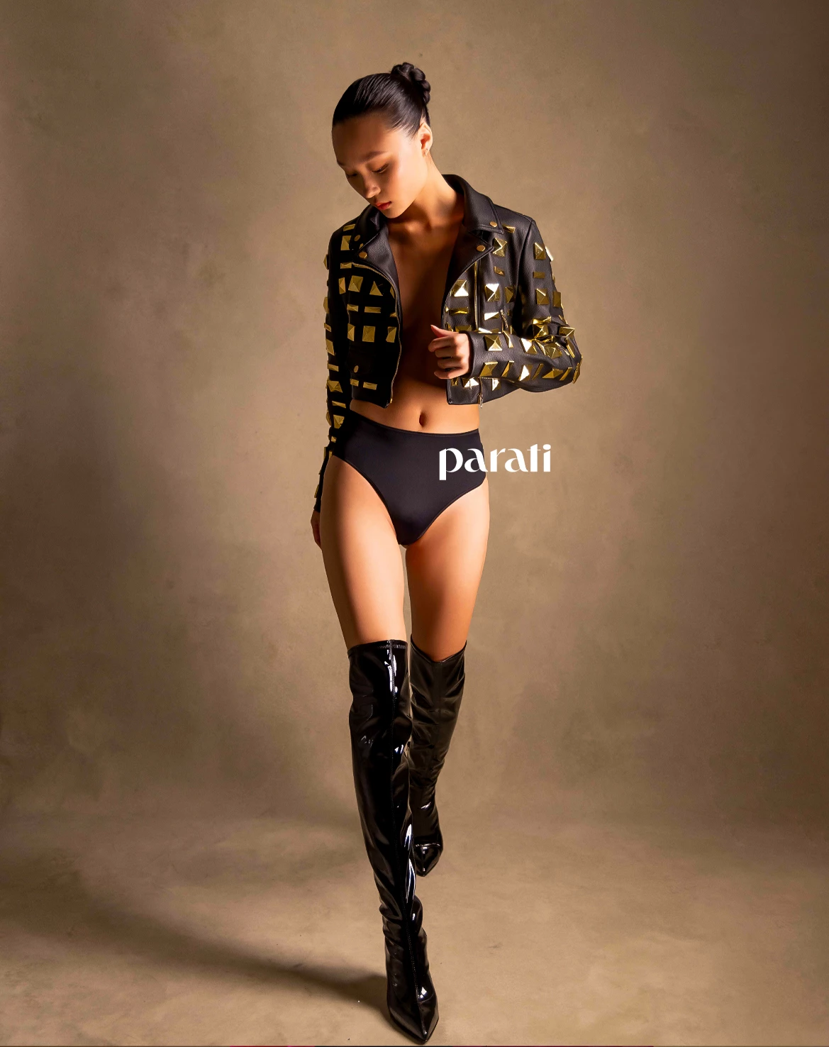 Campera corta de cuero con maxi tachuelas doradas @mono.fuk y culotte @moraoficial.ok Botas bucaneras de charol @lajolla