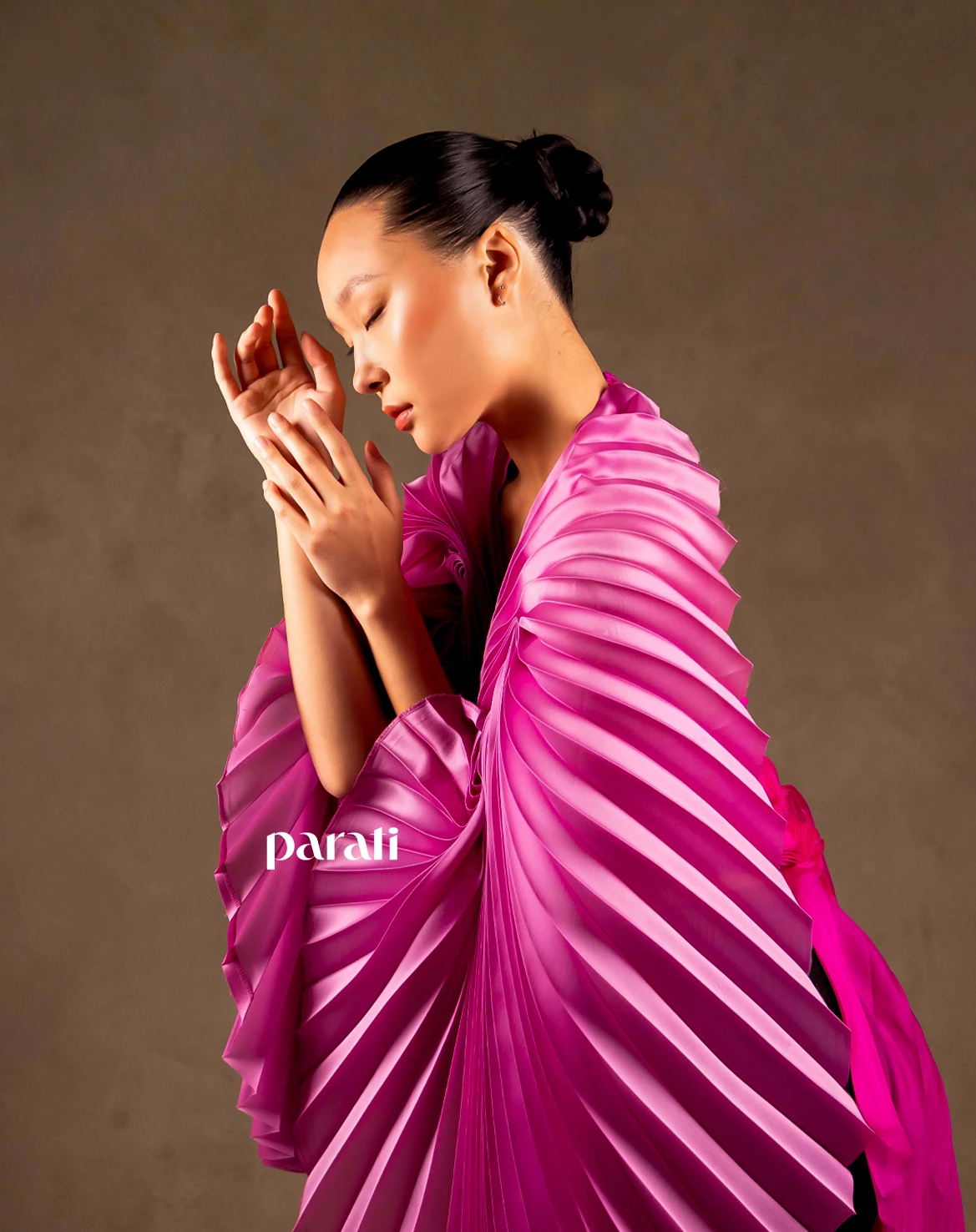 Top de gasa con el frente plisado oruga con paneles plisados en la espalda y minifalda de seda @fabianzittaofficial