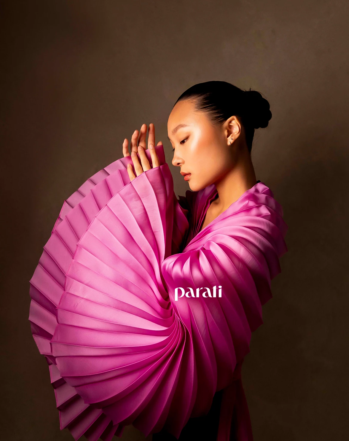 Top de gasa con el frente plisado oruga con paneles plisados en la espalda y minifalda de seda @fabianzittaofficial