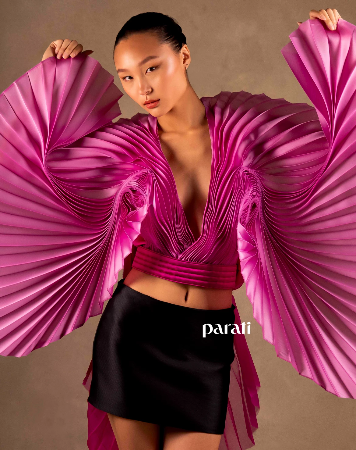 Top de gasa con el frente plisado oruga con paneles plisados en la espalda y minifalda de seda @fabianzittaofficial