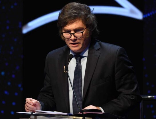 Javier Milei usa un logo similar al de la Casa Blanca: qué significa