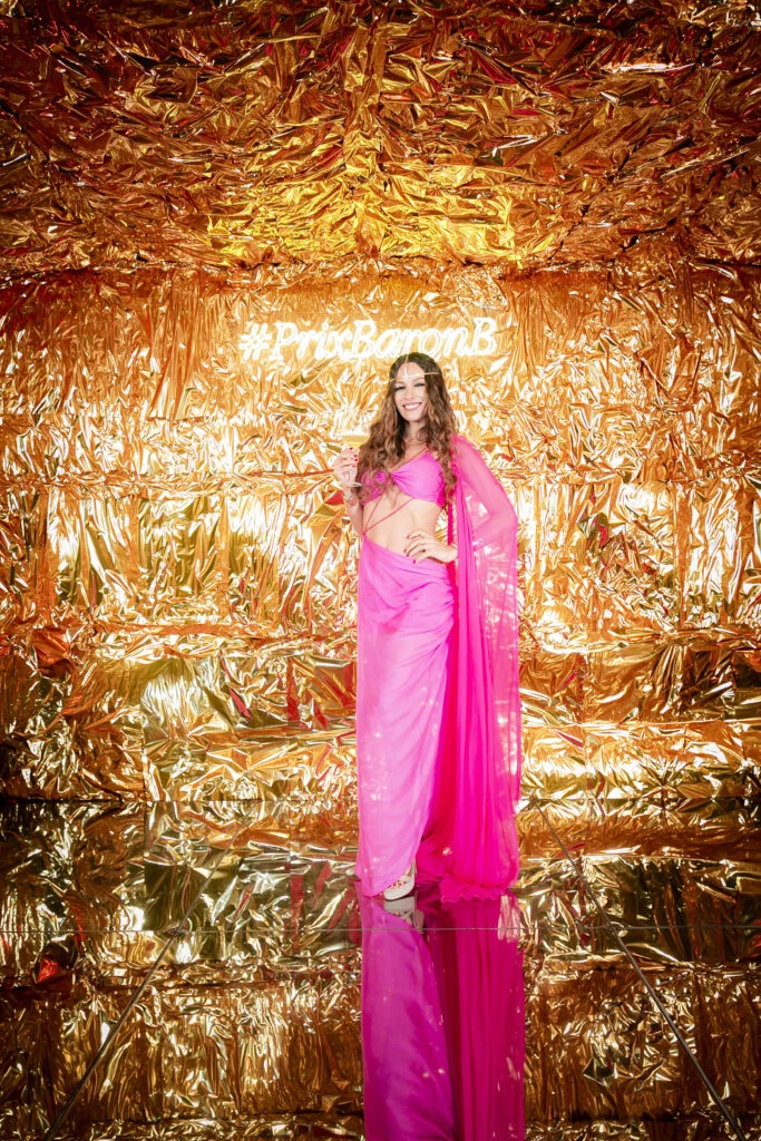 Pampita apostó a un look "mil y una noches" y causó sensación