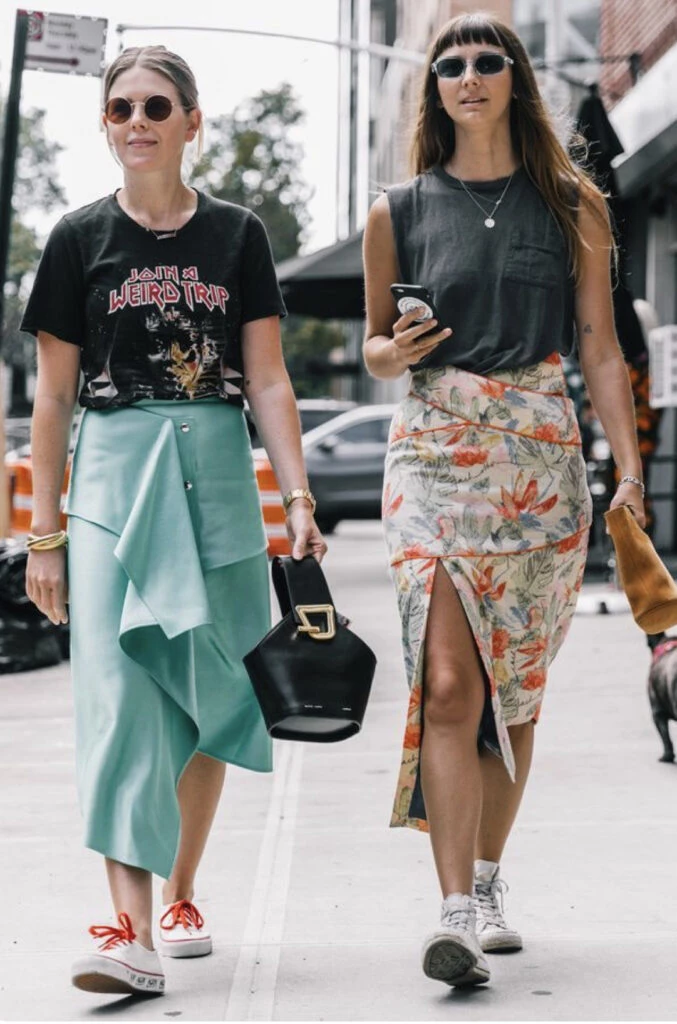 Polleras con zapatillas, la combinación más trendy de la temporada. Foto: Pinterest. 