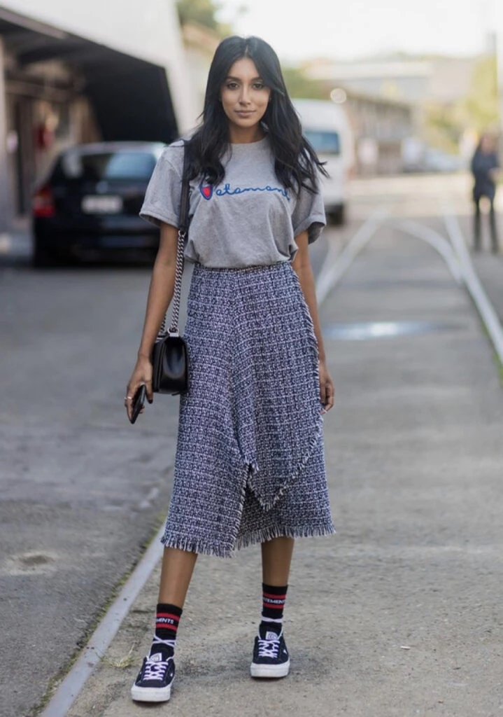 Polleras con zapatillas, la combinación más trendy de la temporada. Foto: Pinterest. 